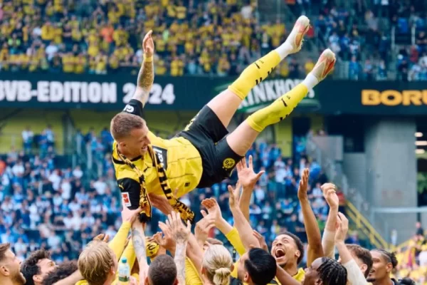 18 May 2024, North Rhine-Westphalia, Dortmund: Soccer: Bundesliga, Borussia Dortmund - Darmstadt 98, Matchday 34, Signal Iduna Park. Dortmund's Marco Reus is thrown into the air after the game.